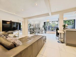 family room- click for photo gallery